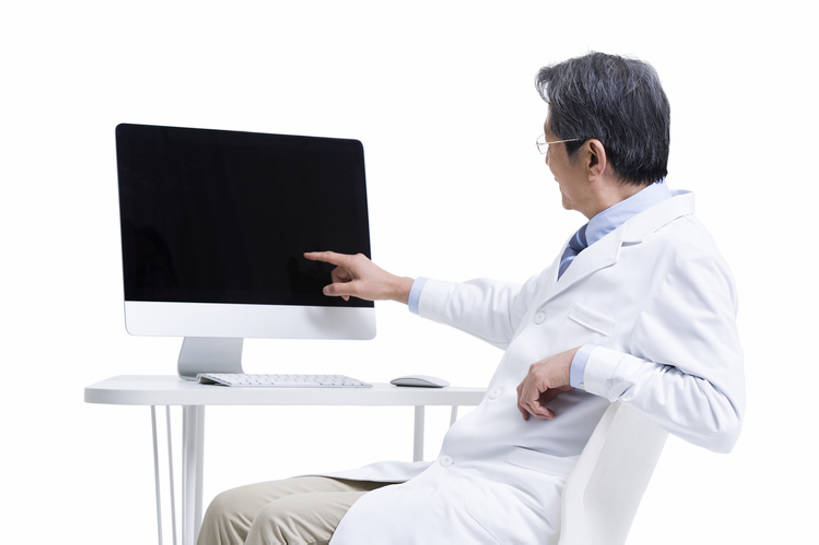 东方人,成年人,老年人,一个人,医生,科学家,办公室,医院,横图,留白,抠图,白色背景,侧面,工作服,制服,显示器,互联网,技术,桌子,椅子,北京,中国,亚洲,仅一个男性,仅一个人,敲打,工作,研究人员,屏幕,输入,打字,仅一个老年男性,医护人员,医疗人员,职业,活力,摄影,生活方式,技巧,点击,发现,敲击,医疗,指着,出示,手艺,问题,网上冲浪,东亚,实验服,工作制服,无线电技术,责任,技能,技艺,按键,计算机,老年男性,男人,男性,亚洲人,中国人,大夫,坐着,彩图,影棚拍摄,工作套服,妙技,本领,门诊部,诊疗室,bj175