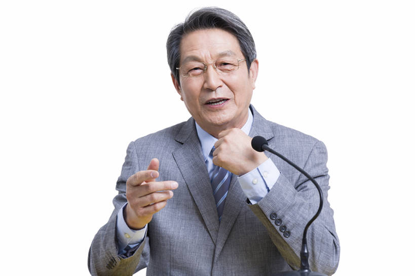 东方人,成年人,老年人,一个人,商务人士,教师,商务男性,笑,微笑,露齿笑,横图,留白,抠图,白色背景,正面,衬衫,西装,快乐,幸福,成功,北京,中国,亚洲,仅一个男性,仅一个人,套装,正装,会议,眼镜,领带,注视,讲台,观察,看,手势,演讲,仅一个老年男性,职业,活力,摄影,生活方式,报告,观看,权威,察看,麦克风,领导,享乐,解释,演说,关注,肖像,商务装,宣传,工薪阶层,东亚,一套,鼓动,记者招待会,讲演,把握,老年男性,男人,男性,亚洲人,中国人,白领,讲师,上班族,说话,坐着,半身,彩图,影棚拍摄,衬衣,欢乐,打手势,首席执行官,掌控,bj175