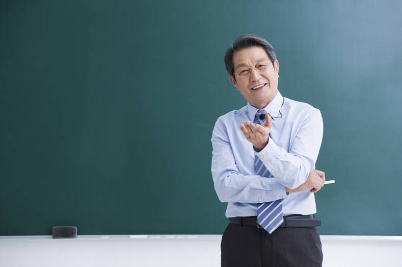 东方人,成年人,老年人,一个人,教师,学校,笑,微笑,露齿笑,横图,留白,正面,衬衫,快乐,幸福,智慧,北京,中国,亚洲,仅一个男性,仅一个人,握,正装,领带,教育,注视,粉笔,黑板,观察,教,看,手势,站着,仅一个老年男性,职业,教室,活力,握着,摄影,生活方式,观看,察看,知识,享乐,解释,关注,智力,肖像,东亚,教员,老年男性,男人,男性,亚洲人,中国人,讲师,老师,说话,彩图,欢乐,先生,打手势,培训师,市场营销,bj175