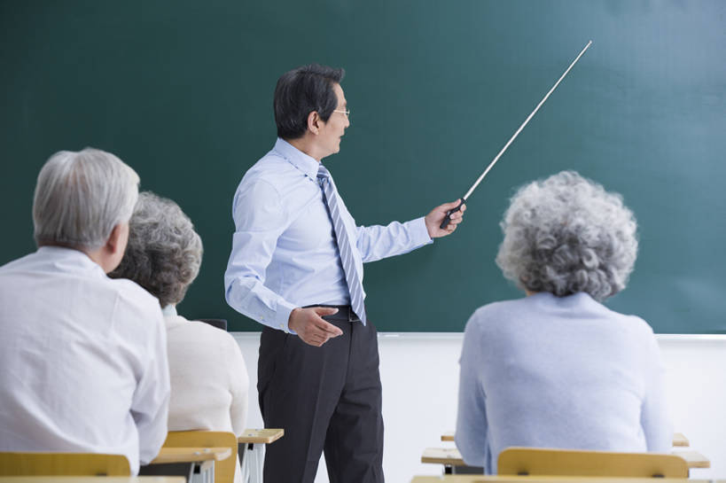 点心,奶酪,东方人,成年人,老年人,四个人,学生,教师,横图,正面,衬衫,快乐,通讯,幸福,椅子,北京,中国,亚洲,正装,眼镜,干酪,起司,食品,领带,芝士,教育,年轻,营养,听,方向,书桌,食物,背面,黑板,零食,教,站着,职业,教室,乳酪,摄影,生活方式,退休,乳制品,知识,出示,发酵,东亚,陪同,教员,技能,陪伴,老年男性,老年女性,男人,男性,女人,女性,亚洲人,中国人,讲师,老师,张开手臂,坐着,半身,彩图,欢乐,大学,先生,奶酪棒,芝士棒,人老心不老,伴随,老年大学,bj175