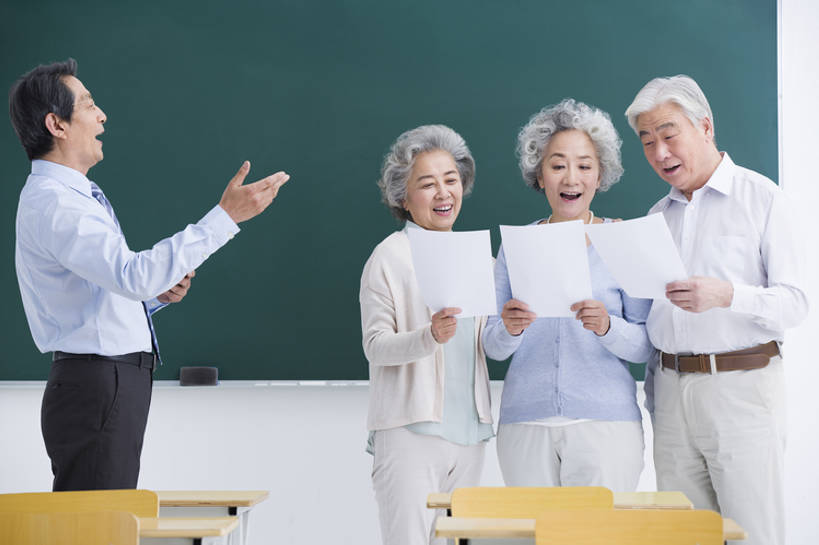 东方人,成年人,老年人,四个人,学生,教师,笑,微笑,露齿笑,横图,正面,衬衫,快乐,幸福,椅子,北京,中国,亚洲,一排,正装,整齐,眼镜,乐谱,领带,教育,年轻,音乐,书桌,排列,教,站着,张嘴,职业,教室,活力,摄影,生活方式,唱,退休,知识,享乐,队列,合唱团,张大嘴巴,东亚,陪同,教员,技能,陪伴,老年男性,老年女性,男人,男性,女人,女性,亚洲人,中国人,讲师,老师,张开嘴,坐着,彩图,欢乐,大学,先生,人老心不老,伴随,老年大学,bj175