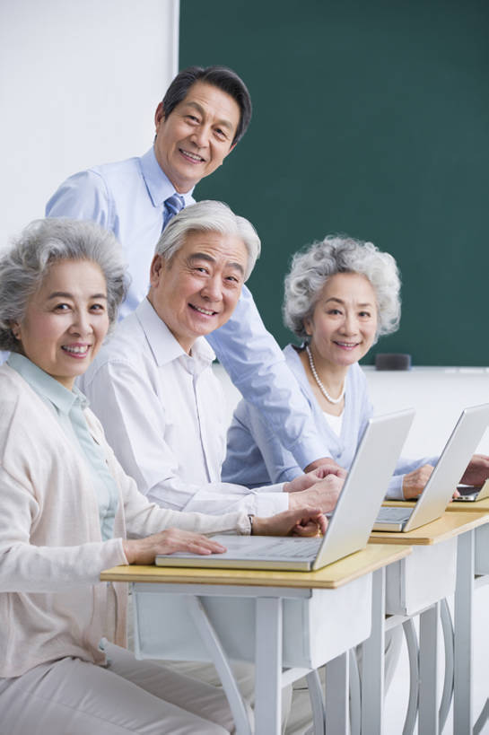 东方人,成年人,老年人,四个人,学生,教师,笑,微笑,露齿笑,竖图,侧面,衬衫,快乐,通讯,幸福,笔记本电脑,互联网,技术,椅子,北京,中国,亚洲,一排,敲打,正装,整齐,眼镜,领带,教育,年轻,注视,输入,书桌,排列,打字,观察,教,看,职业,教室,摄影,生活方式,观看,点击,敲击,察看,退休,知识,队列,关注,网上冲浪,东亚,陪同,无线电技术,教员,技能,陪伴,按键,计算机,老年男性,老年女性,男人,男性,女人,女性,亚洲人,中国人,讲师,老师,坐着,半身,彩图,欢乐,大学,先生,人老心不老,伴随,老年大学,bj175