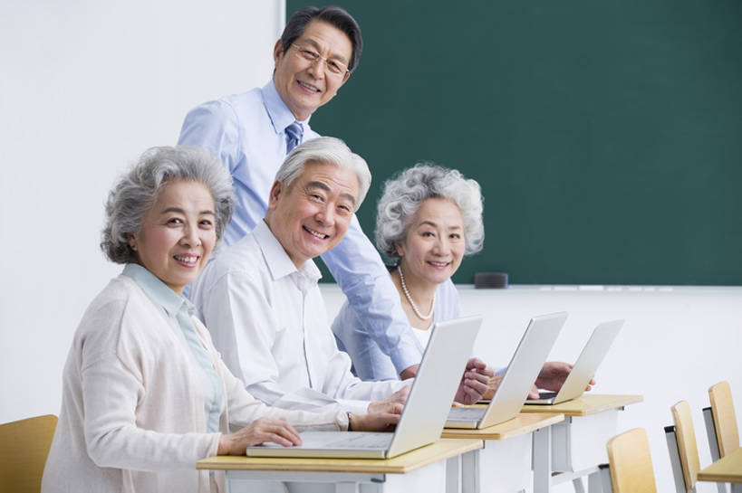 东方人,成年人,老年人,四个人,学生,教师,笑,微笑,露齿笑,横图,侧面,衬衫,快乐,通讯,幸福,笔记本电脑,互联网,技术,椅子,北京,中国,亚洲,一排,敲打,正装,整齐,眼镜,领带,教育,年轻,注视,输入,书桌,排列,打字,观察,教,看,职业,教室,摄影,生活方式,观看,点击,敲击,察看,退休,知识,队列,关注,网上冲浪,东亚,陪同,无线电技术,教员,技能,陪伴,按键,计算机,老年男性,老年女性,男人,男性,女人,女性,亚洲人,中国人,讲师,老师,坐着,半身,彩图,欢乐,大学,先生,人老心不老,伴随,老年大学,bj175