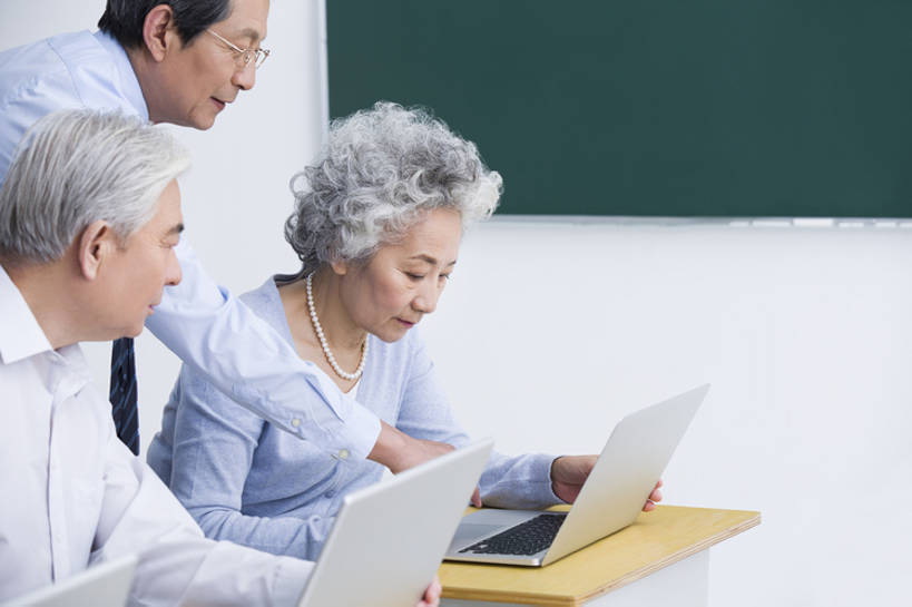 东方人,成年人,老年人,三个人,学生,教师,笑,微笑,露齿笑,横图,侧面,衬衫,快乐,通讯,幸福,笔记本电脑,互联网,技术,椅子,北京,中国,亚洲,一排,敲打,正装,整齐,眼镜,领带,教育,年轻,输入,书桌,排列,打字,教,职业,教室,摄影,生活方式,指导,点击,敲击,退休,知识,队列,网上冲浪,东亚,陪同,无线电技术,教员,技能,陪伴,按键,计算机,老年男性,老年女性,男人,男性,女人,女性,亚洲人,中国人,讲师,老师,坐着,半身,彩图,欢乐,大学,先生,人老心不老,伴随,老年大学,bj175