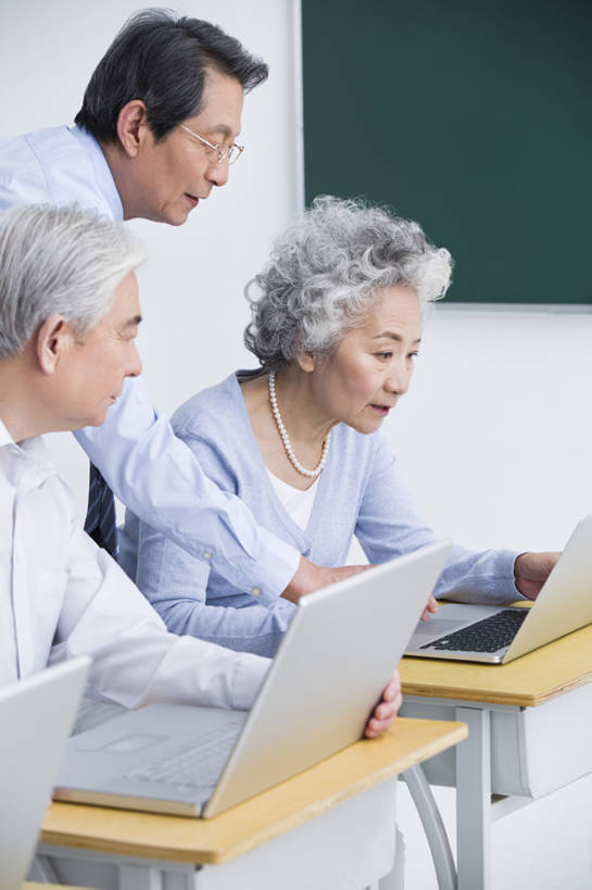 东方人,成年人,老年人,三个人,学生,教师,笑,微笑,露齿笑,竖图,侧面,衬衫,快乐,通讯,幸福,笔记本电脑,互联网,技术,椅子,北京,中国,亚洲,一排,敲打,正装,整齐,眼镜,领带,教育,年轻,输入,书桌,排列,打字,教,职业,教室,摄影,生活方式,指导,点击,敲击,退休,知识,队列,网上冲浪,东亚,陪同,无线电技术,教员,技能,陪伴,按键,计算机,老年男性,老年女性,男人,男性,女人,女性,亚洲人,中国人,讲师,老师,坐着,半身,彩图,欢乐,大学,先生,人老心不老,伴随,老年大学,bj175