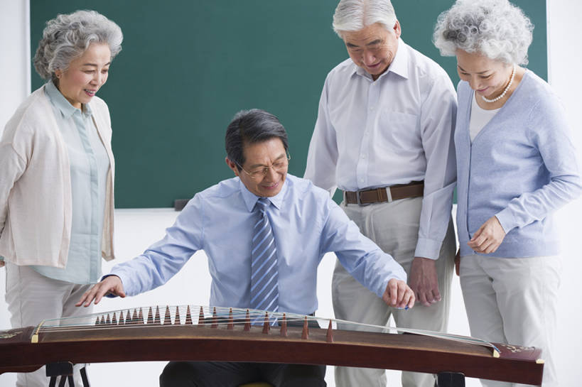 东方人,成年人,老年人,四个人,学生,教师,笑,微笑,露齿笑,横图,正面,衬衫,快乐,通讯,幸福,北京,中国,亚洲,表演,正装,眼镜,乐器,领带,弦乐器,教育,年轻,音乐,休闲装,传统,扮演,站着,职业,教室,摄影,生活方式,退休,演出,知识,键盘乐器,中国文化,弹拨弦鸣乐器,东亚,古琴,陪同,教员,技能,陪伴,老年男性,老年女性,男人,男性,女人,女性,亚洲人,中国人,讲师,老师,坐着,彩图,欢乐,大学,先生,弹拨弦乐器,传统文化,拨弦乐器,弹拨乐器,人老心不老,伴随,老年大学,bj175