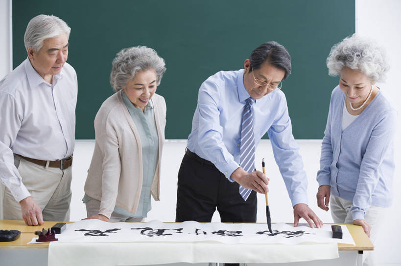 东方人,成年人,老年人,四个人,学生,教师,笑,微笑,露齿笑,横图,正面,衬衫,快乐,通讯,幸福,北京,中国,亚洲,一排,写,正装,整齐,毛笔,墨水,书法,眼镜,砚台,领带,教育,年轻,音乐,休闲装,书桌,传统,排列,站着,职业,教室,汉字,摄影,生活方式,指导,退休,知识,队列,中国文化,宣纸,东亚,陪同,教员,技能,陪伴,老年男性,老年女性,男人,男性,女人,女性,亚洲人,中国人,讲师,老师,彩图,欢乐,大学,先生,传统文化,人老心不老,伴随,老年大学,bj175