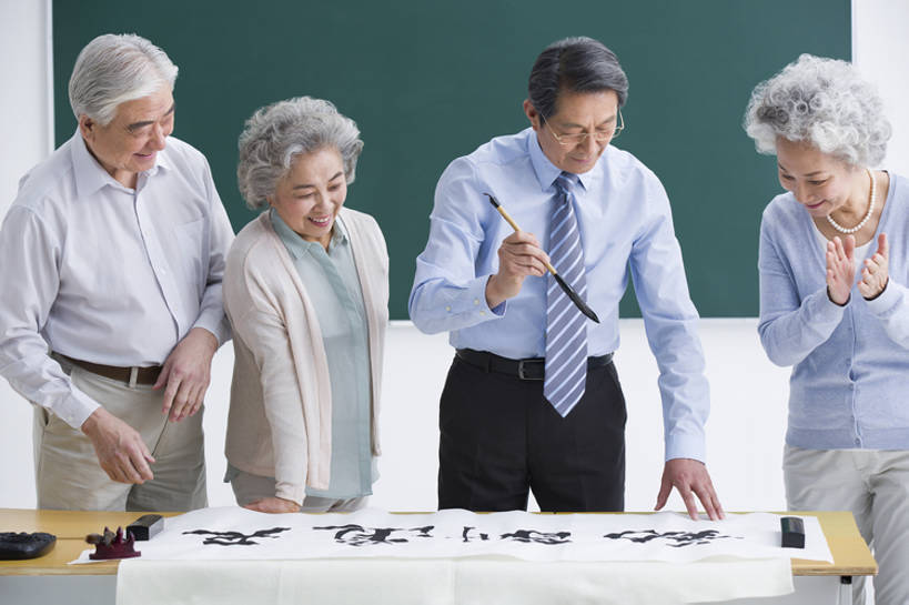 东方人,成年人,老年人,四个人,学生,教师,笑,鼓掌,微笑,露齿笑,横图,正面,衬衫,快乐,通讯,幸福,北京,中国,亚洲,一排,写,正装,整齐,毛笔,墨水,书法,眼镜,砚台,领带,教育,年轻,音乐,休闲装,书桌,传统,排列,站着,职业,教室,汉字,摄影,生活方式,指导,退休,知识,队列,中国文化,宣纸,东亚,陪同,教员,技能,陪伴,老年男性,老年女性,男人,男性,女人,女性,亚洲人,中国人,讲师,老师,彩图,欢乐,大学,先生,传统文化,人老心不老,伴随,老年大学,bj175