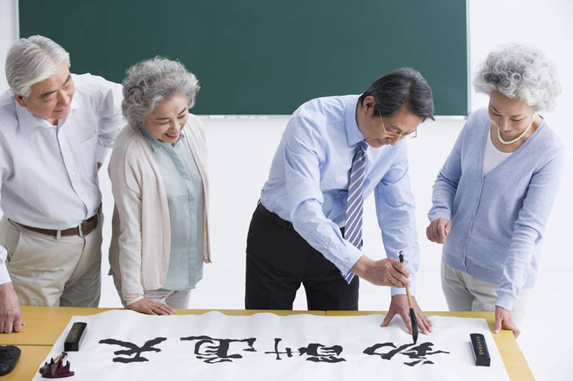 东方人,成年人,老年人,四个人,学生,教师,笑,微笑,露齿笑,横图,正面,衬衫,快乐,通讯,幸福,北京,中国,亚洲,一排,写,正装,整齐,毛笔,墨水,书法,眼镜,砚台,领带,教育,年轻,音乐,休闲装,书桌,传统,排列,站着,职业,教室,汉字,摄影,生活方式,指导,退休,知识,队列,中国文化,宣纸,东亚,陪同,教员,技能,陪伴,老年男性,老年女性,男人,男性,女人,女性,亚洲人,中国人,讲师,老师,彩图,欢乐,大学,先生,传统文化,人老心不老,伴随,老年大学,bj175