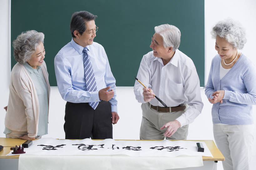 东方人,成年人,老年人,四个人,学生,教师,笑,微笑,露齿笑,横图,正面,衬衫,快乐,通讯,幸福,北京,中国,亚洲,一排,写,正装,整齐,毛笔,墨水,书法,眼镜,砚台,领带,教育,年轻,音乐,休闲装,书桌,传统,排列,站着,职业,教室,面对面,汉字,摄影,生活方式,指导,退休,知识,队列,中国文化,宣纸,东亚,陪同,教员,技能,陪伴,老年男性,老年女性,男人,男性,女人,女性,亚洲人,中国人,讲师,老师,彩图,欢乐,大学,先生,传统文化,人老心不老,伴随,老年大学,bj175