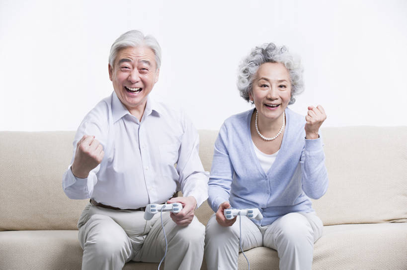 东方人,成年人,老年人,两个人,丈夫,妻子,家,客厅,笑,微笑,露齿笑,横图,正面,快乐,兴奋,幸福,成功,沙发,北京,中国,亚洲,握,欢呼,庆祝,玩,注视,休闲装,娱乐,刺激,观察,看,休闲,放松,乐趣,握着,摄影,生活方式,观看,察看,退休,起居室,享乐,游戏手柄,关注,东亚,陪同,陪伴,获胜,老年男性,老年女性,男人,男性,女人,女性,亚洲人,中国人,情侣,休闲活动,坐着,彩图,欢乐,人老心不老,电子游戏机,伴随,bj175