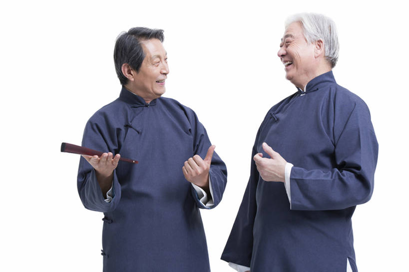 东方人,成年人,老年人,一个人,两个人,笑,微笑,露齿笑,横图,留白,抠图,白色背景,正面,快乐,兴奋,幸福,智慧,复古,北京,中国,亚洲,仅一个男性,仅一个人,表演,握,突出,长袍,折扇,古典,年轻,娱乐,称赞,表扬,表演者,传统,刺激,扮演,手势,站着,仅一个老年男性,活力,乐趣,亲密,竖,握着,摄影,生活方式,翘,高,幽默,演出,指着,享乐,夸奖,优秀,中国文化,古典风格,东亚,远古,陪同,好,妙,顺利,出色,超群,杰出,卓越,奇妙,陪伴,聪明,老年男性,男人,男性,亚洲人,中国人,大拇指,沟通,说话,半身,彩图,影棚拍摄,传统服装,装扮,欢乐,喜剧演员,打手势,传统文化,人老心不老,伴随,相声,bj175