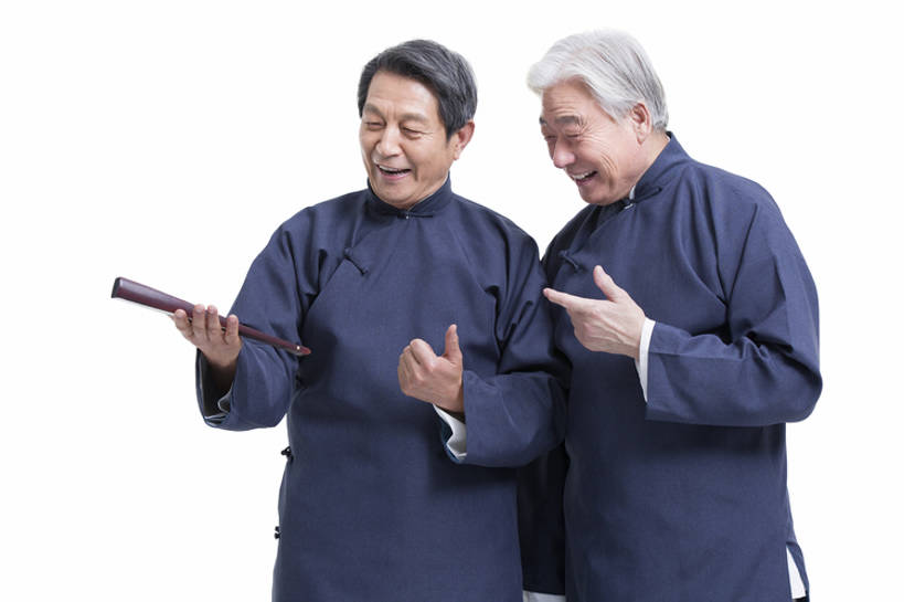 东方人,成年人,老年人,一个人,两个人,笑,微笑,露齿笑,横图,留白,抠图,白色背景,正面,快乐,兴奋,幸福,智慧,复古,北京,中国,亚洲,仅一个男性,仅一个人,表演,握,突出,长袍,折扇,古典,年轻,娱乐,称赞,表扬,表演者,传统,刺激,扮演,手势,站着,仅一个老年男性,面对面,活力,乐趣,亲密,竖,握着,摄影,生活方式,翘,高,幽默,演出,享乐,夸奖,优秀,中国文化,古典风格,东亚,远古,陪同,好,妙,顺利,出色,超群,杰出,卓越,奇妙,陪伴,聪明,老年男性,男人,男性,亚洲人,中国人,大拇指,沟通,说话,半身,彩图,影棚拍摄,传统服装,装扮,欢乐,喜剧演员,打手势,传统文化,人老心不老,伴随,相声,bj175