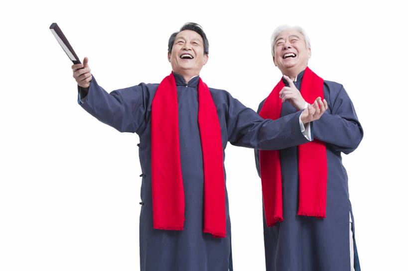 东方人,成年人,老年人,一个人,两个人,笑,微笑,露齿笑,横图,留白,抠图,白色背景,正面,快乐,兴奋,幸福,复古,北京,中国,春节,亚洲,仅一个男性,仅一个人,表演,握,风俗,节日,庆祝,装饰,长袍,折扇,古典,年轻,娱乐,表演者,传统,刺激,扮演,围巾,向上看,站着,仅一个老年男性,温暖,活力,精神,乐趣,亲密,握着,摄影,生活方式,围脖,保暖,幽默,华丽,庆贺,点缀,演出,享乐,仪式,御寒,中国文化,祝贺,肖像,典礼,古典风格,东亚,远古,陪同,衬托,美观,雅致,雅观,元旦,制度,陪伴,老年男性,男人,男性,亚洲人,中国人,说话,张开手臂,彩图,影棚拍摄,传统服装,装扮,欢乐,喜剧演员,传统文化,人老心不老,传统节日,伴随,相声,bj175