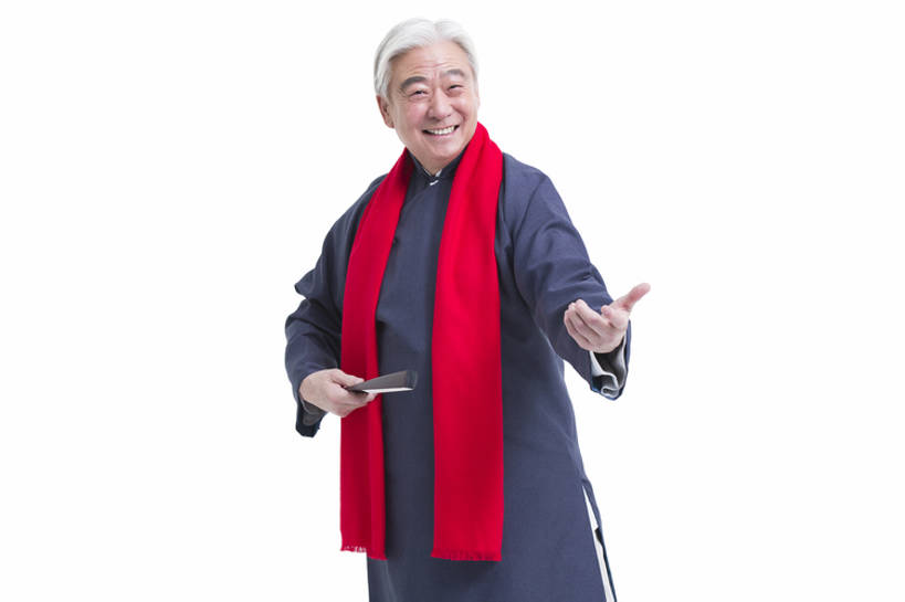 东方人,成年人,老年人,一个人,笑,说,微笑,露齿笑,横图,留白,抠图,白色背景,正面,快乐,幸福,复古,北京,中国,春节,亚洲,仅一个男性,仅一个人,表演,握,风俗,节日,庆祝,装饰,长袍,折扇,古典,年轻,注视,娱乐,表演者,传统,扮演,围巾,观察,看,手势,站着,仅一个老年男性,温暖,活力,精神,乐趣,握着,摄影,生活方式,围脖,观看,保暖,幽默,华丽,庆贺,点缀,察看,演出,享乐,仪式,御寒,关注,中国文化,祝贺,肖像,典礼,古典风格,东亚,远古,衬托,美观,雅致,雅观,元旦,制度,老年男性,男人,男性,亚洲人,中国人,讲话,说话,彩图,影棚拍摄,传统服装,装扮,欢乐,喜剧演员,打手势,传统文化,人老心不老,传统节日,相声,bj175