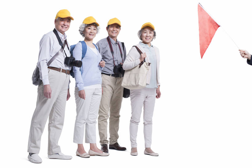 东方人,成年人,老年人,四个人,笑,微笑,露齿笑,横图,白色背景,侧面,旅游,度假,快乐,友谊,幸福,相机,北京,中国,亚洲,一排,整齐,挎包,注视,休闲装,娱乐,排列,背包,数码相机,观察,看,站着,享受,休闲,健康,放松,活力,摄影,生活方式,观看,单反相机,生态,察看,退休,享乐,队列,关注,爱好,东亚,陪同,陪伴,老年男性,老年女性,男人,男性,女人,女性,亚洲人,中国人,休闲活动,彩图,全身,影棚拍摄,旅行,欢乐,人老心不老,伴随,bj175