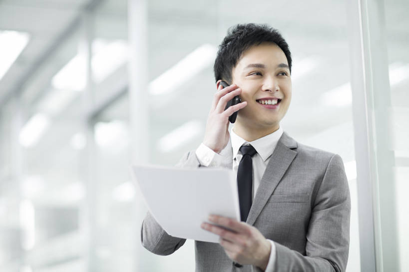 东方人,成年人,中年人,一个人,商务人士,商务男性,办公室,笑,打电话,微笑,露齿笑,横图,室内,留白,正面,衬衫,西装,商务,快乐,幸福,成功,信心,技术,手机,北京,中国,亚洲,仅一个男性,仅一个人,仅一个中年男性,连接,握,套装,正装,图表,文件,纸,领带,联系,现代,刺激,职业,活力,握着,摄影,合同,享乐,忙碌,商务装,工薪阶层,智能手机,东亚,一套,无线电技术,男人,男性,中年男性,亚洲人,中国人,白领,上班族,沟通,说话,半身,彩图,衬衣,欢乐,办公室职员,好消息,财务报告,bj175