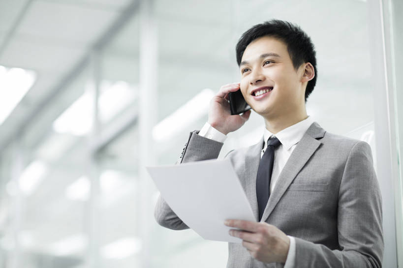 东方人,成年人,中年人,一个人,商务人士,商务男性,办公室,笑,打电话,微笑,露齿笑,横图,室内,留白,正面,衬衫,西装,商务,快乐,幸福,成功,信心,技术,手机,北京,中国,亚洲,仅一个男性,仅一个人,仅一个中年男性,连接,握,套装,正装,图表,文件,纸,领带,联系,现代,刺激,职业,活力,握着,摄影,合同,享乐,忙碌,商务装,工薪阶层,智能手机,东亚,一套,无线电技术,男人,男性,中年男性,亚洲人,中国人,白领,上班族,沟通,说话,半身,彩图,衬衣,欢乐,办公室职员,好消息,财务报告,bj175