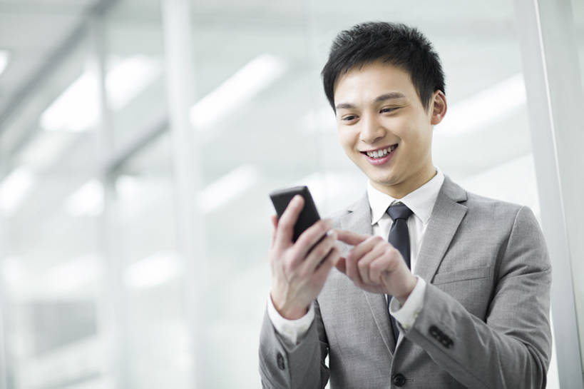 东方人,成年人,中年人,一个人,商务人士,商务男性,办公室,笑,微笑,露齿笑,横图,室内,留白,正面,衬衫,商务,快乐,幸福,信心,技术,手机,北京,中国,亚洲,仅一个男性,仅一个人,仅一个中年男性,连接,握,套装,正装,触摸屏,联系,拨打,现代,职业,活力,握着,摄影,享乐,发短信,商务装,工薪阶层,智能手机,东亚,无线电技术,男人,男性,中年男性,亚洲人,中国人,白领,上班族,半身,彩图,衬衣,欢乐,办公室职员,bj175