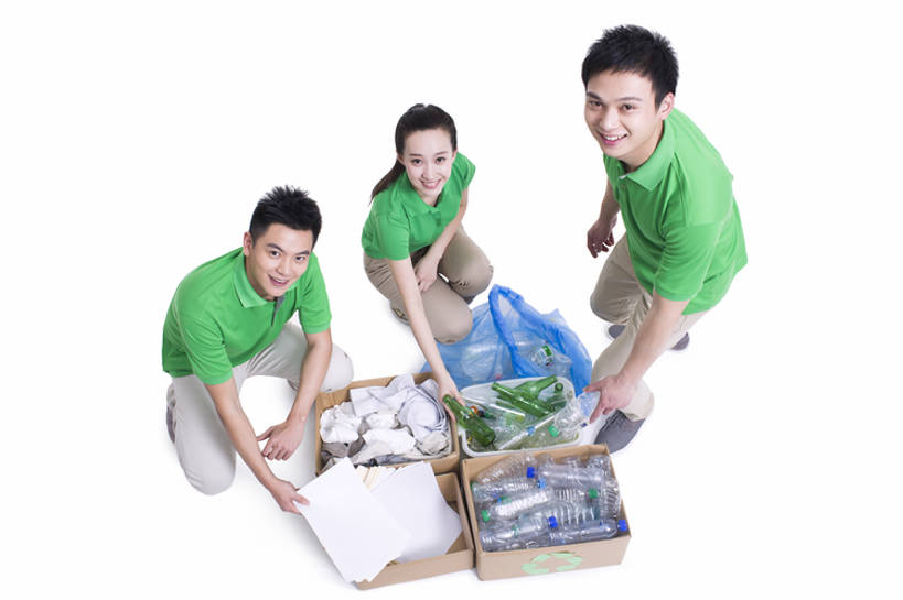 东方人,成年人,中年人,三个人,蹲,笑,微笑,露齿笑,横图,留白,抠图,白色背景,正面,快乐,幸福,骄傲,合作,团队,指示牌,北京,中国,亚洲,握,环保,检查,标志,符号,文字,纸,塑胶,T恤,注视,休闲装,标识,塑料袋,盒子,衣服,绿色,瓶子,观察,看,站着,啤酒瓶,活力,力量,亲密,服务,护理,握着,摄影,能源,多样,查看,观看,看护,协助,环境,回收,资源,察看,组织,享乐,关爱,关注,努力,肖像,求助,忙碌,分类,利用,低碳,东亚,循环,循环利用,陪同,环境保护,收集,志愿者,持续,责任,贡献,陪伴,团结,男人,男性,年轻男性,年轻女性,女人,女性,中年男性,亚洲人,中国人,年轻人,书,彩图,高角度拍摄,全身,影棚拍摄,欢乐,回收桶,伴随,bj175