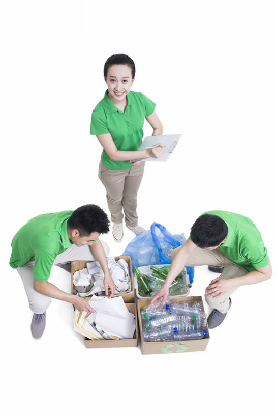 东方人,成年人,中年人,三个人,蹲,笑,微笑,露齿笑,竖图,留白,抠图,白色背景,正面,快乐,幸福,骄傲,合作,团队,指示牌,北京,中国,亚洲,握,写,环保,检查,标志,符号,文字,纸,塑胶,T恤,注视,休闲装,标识,塑料袋,盒子,衣服,绿色,瓶子,观察,看,站着,啤酒瓶,活力,力量,亲密,服务,护理,握着,摄影,能源,多样,查看,观看,看护,协助,环境,回收,资源,察看,组织,享乐,关爱,关注,努力,肖像,求助,忙碌,分类,目录,利用,低碳,东亚,循环,循环利用,陪同,环境保护,收集,志愿者,持续,责任,贡献,陪伴,团结,男人,男性,年轻男性,年轻女性,女人,女性,中年男性,亚洲人,中国人,年轻人,书,彩图,高角度拍摄,全身,影棚拍摄,欢乐,回收桶,伴随,bj175