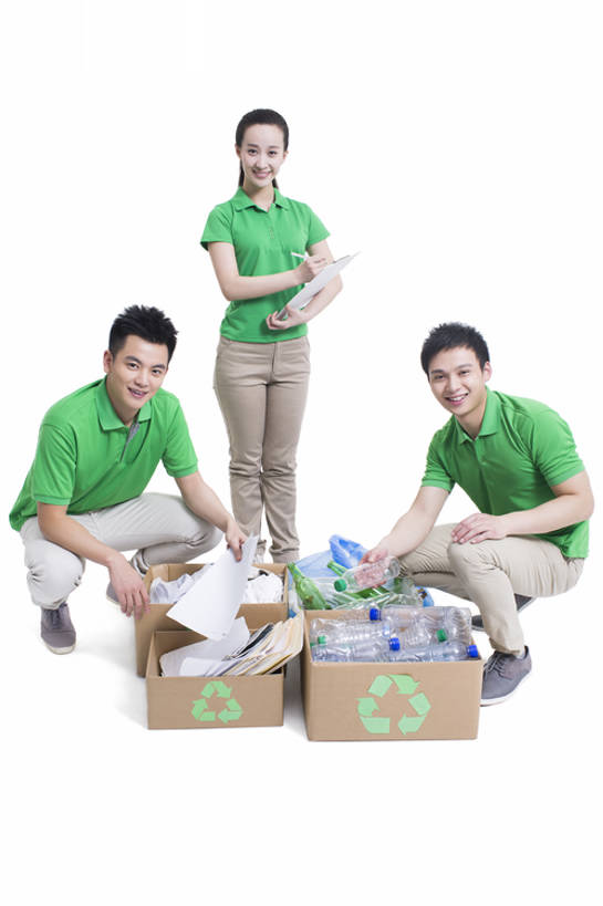 东方人,成年人,中年人,三个人,蹲,笑,微笑,露齿笑,竖图,留白,抠图,白色背景,正面,快乐,幸福,骄傲,合作,团队,指示牌,北京,中国,亚洲,握,写,环保,检查,标志,符号,文字,纸,塑胶,T恤,注视,休闲装,标识,塑料袋,盒子,衣服,绿色,瓶子,观察,看,站着,啤酒瓶,活力,力量,亲密,服务,护理,握着,摄影,能源,多样,查看,观看,看护,协助,环境,回收,资源,察看,组织,享乐,关爱,关注,努力,肖像,求助,忙碌,分类,目录,利用,低碳,东亚,循环,循环利用,陪同,环境保护,收集,志愿者,持续,责任,贡献,陪伴,团结,男人,男性,年轻男性,年轻女性,女人,女性,中年男性,亚洲人,中国人,年轻人,书,彩图,全身,影棚拍摄,欢乐,回收桶,伴随,bj175