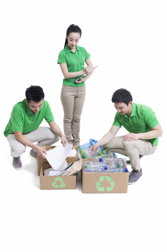 东方人,成年人,中年人,三个人,蹲,竖图,留白,抠图,白色背景,正面,骄傲,合作,团队,指示牌,北京,中国,亚洲,握,写,环保,检查,标志,符号,文字,纸,塑胶,T恤,注视,休闲装,标识,塑料袋,盒子,衣服,绿色,瓶子,观察,看,站着,啤酒瓶,活力,力量,亲密,服务,护理,握着,摄影,能源,多样,查看,观看,看护,协助,环境,回收,资源,察看,组织,关爱,关注,努力,求助,忙碌,分类,目录,利用,低碳,东亚,循环,循环利用,陪同,环境保护,收集,志愿者,持续,责任,贡献,陪伴,团结,男人,男性,年轻男性,年轻女性,女人,女性,中年男性,亚洲人,中国人,年轻人,书,彩图,全身,影棚拍摄,回收桶,伴随,bj175