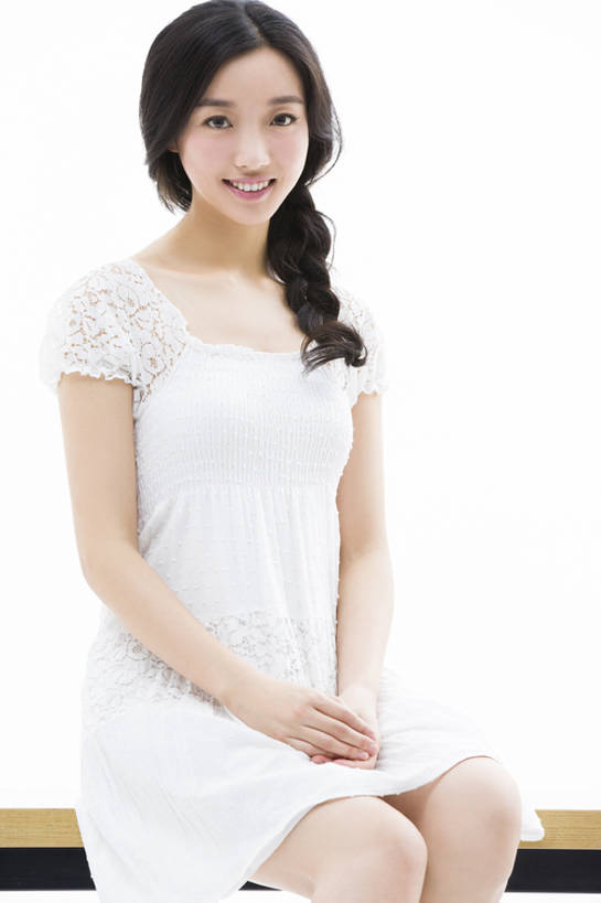 东方人,成年人,一个人,学生,笑,微笑,露齿笑,竖图,留白,抠图,白色背景,正面,时尚,快乐,幸福,北京,中国,亚洲,仅一个年轻女性,仅一个女性,仅一个人,长椅,美丽,注视,休闲装,现代,观察,看,休闲,摄影,生活方式,观看,察看,高雅,优美,享乐,关注,清新,肖像,东亚,纯净,年轻女性,女人,女性,亚洲人,中国人,年轻人,大学生,坐着,彩图,影棚拍摄,欢乐,魅力,美人,摆拍,bj175