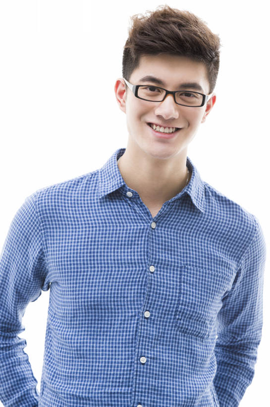 东方人,成年人,一个人,学生,笑,微笑,露齿笑,竖图,留白,抠图,白色背景,正面,时尚,快乐,幸福,信心,北京,中国,亚洲,仅一个男性,仅一个人,眼镜,注视,休闲装,现代,仅一个年轻男性,观察,看,站着,摄影,生活方式,观看,察看,酷,享乐,染发,关注,肖像,东亚,时装模特,男人,男性,年轻男性,亚洲人,中国人,年轻人,大学生,半身,彩图,影棚拍摄,欢乐,摆拍,bj175