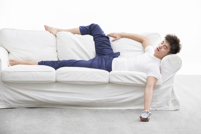 东方人,成年人,一个人,家庭,家,客厅,伸展双臂,横图,室内,白天,留白,抠图,白色背景,正面,地毯,沙发,闹钟,北京,中国,亚洲,仅一个男性,仅一个人,握,时间,房屋,公寓,凌乱,休闲装,光脚,现代,仅一个年轻男性,白色,休息,休闲,疲倦,温暖,温馨,一家人,赤脚,放松,握着,摄影,生活方式,张开双腿,和睦,疲劳,起居室,住房,疲惫,早晨,消极,房地产,困乏,东亚,疲乏,委顿,疲困,疲顿,疲钝,倦怠,怠倦,怠惰,展开双腿,厌倦,懒散,男人,男性,年轻男性,亚洲人,中国人,年轻人,钟,闭着眼睛,敞开双臂,伸开双臂,睡觉,躺着,仰卧,展开双肩,张开手臂,张开双臂,彩图,全身,影棚拍摄,融洽,伸展双腿,摆拍,bj175