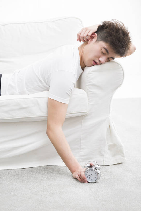 东方人,成年人,一个人,家庭,家,客厅,竖图,室内,白天,留白,抠图,白色背景,侧面,地毯,沙发,闹钟,北京,中国,亚洲,仅一个男性,仅一个人,握,时间,房屋,公寓,凌乱,休闲装,光脚,现代,仅一个年轻男性,白色,趴着,休息,休闲,疲倦,温暖,温馨,一家人,赤脚,放松,握着,摄影,生活方式,和睦,疲劳,起居室,住房,疲惫,早晨,消极,房地产,困乏,东亚,疲乏,委顿,疲困,疲顿,疲钝,倦怠,怠倦,怠惰,厌倦,懒散,男人,男性,年轻男性,亚洲人,中国人,年轻人,钟,闭着眼睛,睡觉,躺着,半身,彩图,影棚拍摄,融洽,摆拍,bj175
