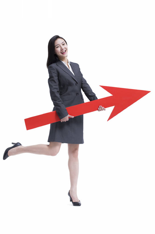东方人,成年人,一个人,商务人士,商务女性,笑,微笑,露齿笑,竖图,留白,抠图,白色背景,正面,西装,商务,兴奋,幸福,指示牌,北京,中国,亚洲,仅一个年轻女性,仅一个女性,仅一个人,握,套装,正装,标志,文字,注视,方向,标识,刺激,箭头,红色,观察,看,站着,握着,金融,摄影,生活方式,观看,上升,惊奇,察看,指向,指数,利润,关注,东亚,一套,簇,无忧无虑,年轻女性,女人,女性,亚洲人,中国人,年轻人,彩图,全身,影棚拍摄,欢乐,bj175