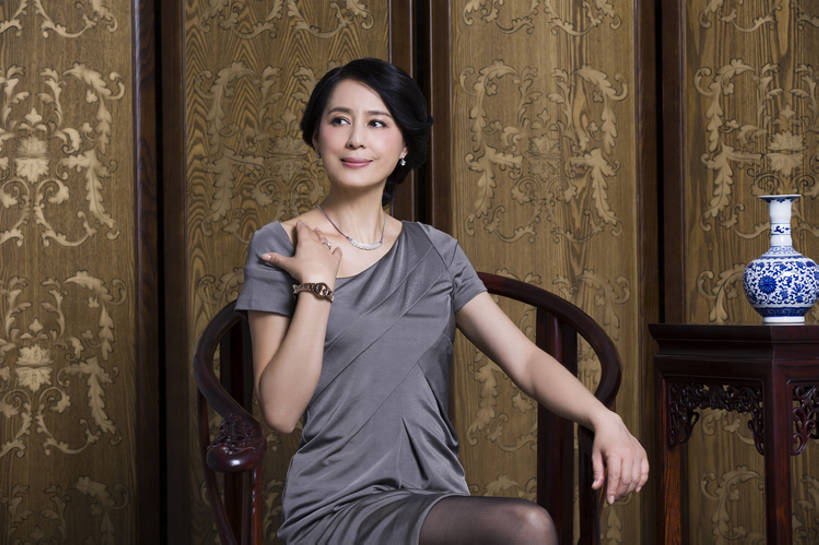 东方人,成年人,中年人,老年人,一个人,家,微笑,横图,室内,留白,正面,快乐,幸福,成功,信心,家具,屏风,桌子,花瓶,项链,椅子,北京,中国,亚洲,仅一个女性,仅一个人,正装,木制,房屋,古典,美丽,传统,盛装,仅一个中年女性,财富,摄影,协调,高雅,优美,遮挡,贵族,中国文化,华贵,分隔,东亚,美化,老年女性,女人,女性,中年女性,亚洲人,中国人,坐着,彩图,魅力,传统文化,美人,上层阶级,明式家具,bj175