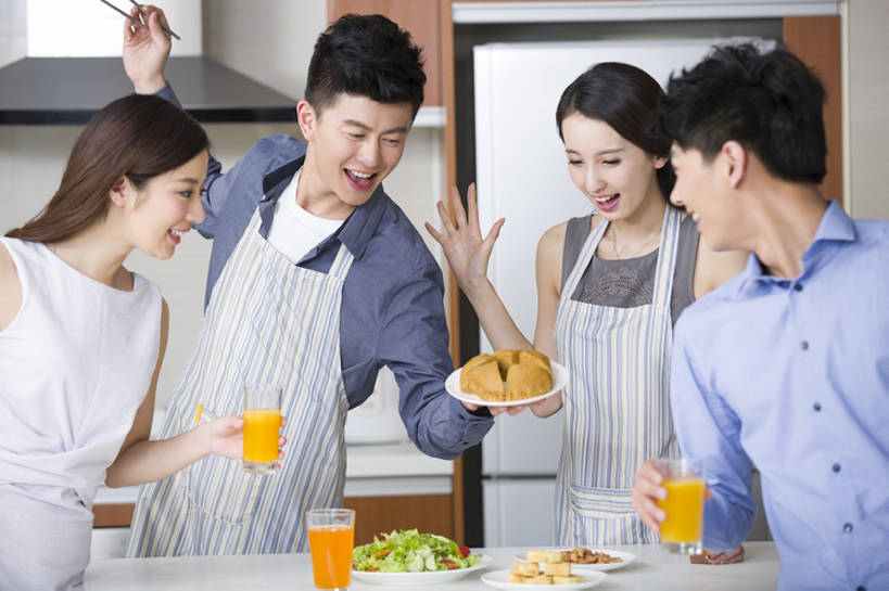 果汁,东方人,成年人,四个人,家庭,丈夫,妻子,家庭主妇,家,举,笑,微笑,露齿笑,横图,室内,白天,正面,爱情,家务,聚会,时尚,快乐,兴奋,自由,友谊,幸福,合作,团队,信心,厨房,桌子,蔬菜,北京,中国,亚洲,一排,喝,连接,握,准备,整齐,围裙,冰箱,房屋,灶台,公寓,蔬菜沙拉,沙拉,美味,食品,饮品,浪漫,休闲装,干净,现代,饮食,餐饮,刺激,食物,饮料,排列,盘子,甜食,看,手势,托,站着,做,休闲,健康,温暖,温馨,表情,一家人,恩爱,活力,亲密,服务,握着,恋人,摄影,介绍,有机食品,生活方式,惊奇,和睦,混合,住房,享乐,膳食,队列,可口,清新,宴会,桔子汁,房地产,出示,开放式厨房,东亚,健康食物,陪同,适口,陪伴,震惊,男人,男性,年轻男性,年轻女性,女人,女性,亚洲人,中国人,年轻人,情侣,玻璃杯,举起,举手,举着,烹调,说话,向上举,向上伸,向上托,张开手臂,半身,彩图,欢乐,伴侣,融洽,蛋糕,打手势,家务劳动,摆拍,伴随,马拉糕,bj175