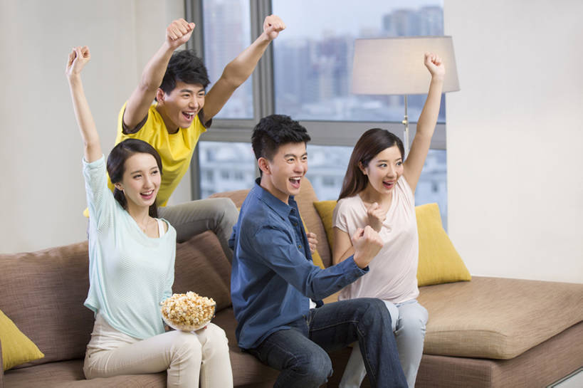 东方人,成年人,四个人,家庭,丈夫,妻子,家,客厅,举,笑,微笑,露齿笑,横图,室内,白天,正面,爱情,锻炼,时尚,快乐,满意,欣喜若狂,兴奋,自由,友谊,幸福,热情,分享,成功,比赛,运动,竞争,窗户,沙发,电视,北京,中国,亚洲,一排,连接,欢呼,庆祝,整齐,房屋,公寓,食品,浪漫,大喊,注视,休闲装,娱乐,现代,小吃,球迷,刺激,排列,观察,看,手势,托,张嘴,休闲,舒服,温暖,温馨,表情,一家人,爆米花,恩爱,放松,活力,亲密,凝视,约会,恋人,摄影,生活方式,观看,支撑,和睦,察看,专心,起居室,舒适,住房,享乐,体育运动,队列,关注,彩电,房地产,爱好,世界杯,张大嘴巴,东亚,陪同,爱国主义,软垫,彩色电视机,显像管屏,显像管屏幕,陪伴,获胜,体育,足球运动,男人,男性,年轻男性,年轻女性,女人,女性,亚洲人,中国人,年轻人,情侣,电视机,张开嘴,休闲活动,举起,举手,举着,向上举,向上伸,向上托,坐着,彩图,健身,欢乐,伴侣,融洽,打手势,摆拍,伴随,bj175