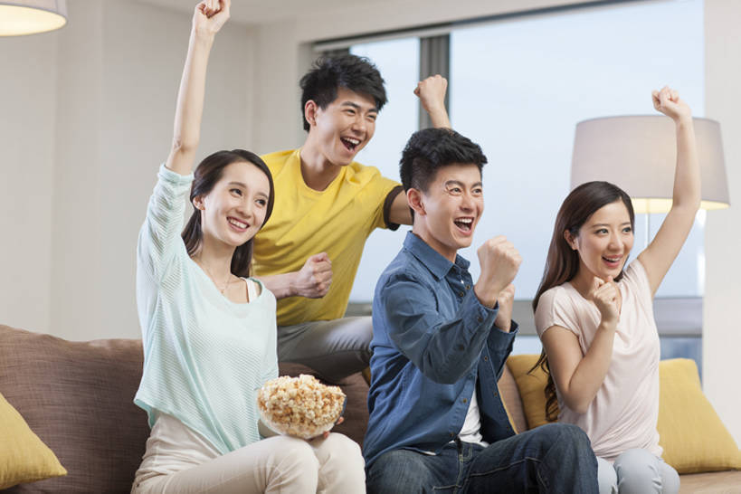 东方人,成年人,四个人,家庭,丈夫,妻子,家,客厅,举,笑,微笑,露齿笑,横图,室内,白天,正面,爱情,锻炼,时尚,快乐,满意,欣喜若狂,兴奋,自由,友谊,幸福,热情,分享,成功,比赛,运动,竞争,窗户,沙发,电视,北京,中国,亚洲,一排,连接,欢呼,庆祝,整齐,房屋,公寓,食品,浪漫,大喊,注视,休闲装,娱乐,现代,小吃,球迷,刺激,排列,观察,看,手势,托,张嘴,休闲,舒服,温暖,温馨,表情,一家人,爆米花,恩爱,放松,活力,亲密,凝视,约会,恋人,摄影,生活方式,观看,支撑,和睦,察看,专心,起居室,舒适,住房,享乐,体育运动,队列,关注,彩电,房地产,爱好,世界杯,张大嘴巴,东亚,陪同,爱国主义,软垫,彩色电视机,显像管屏,显像管屏幕,陪伴,获胜,体育,足球运动,男人,男性,年轻男性,年轻女性,女人,女性,亚洲人,中国人,年轻人,情侣,电视机,张开嘴,休闲活动,举起,举手,举着,向上举,向上伸,向上托,坐着,彩图,健身,欢乐,伴侣,融洽,打手势,摆拍,伴随,bj175