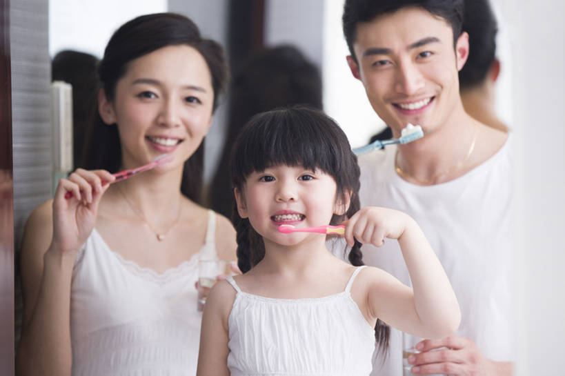 东方人,婴儿,儿童,成年人,三个人,家庭,父母,母亲,父亲,女儿,家,站,笑,微笑,露齿笑,横图,室内,白天,正面,快乐,幸福,纯洁,水,镜子,浴室,酒店,北京,中国,亚洲,一排,睡衣,整齐,反射,牙膏,牙刷,房屋,公寓,注视,休闲装,干净,刷牙,排列,小孩,观察,看,站着,温暖,温馨,一家人,可爱,亲密,童年,摄影,活泼,生长,生活方式,观看,和睦,察看,卫生,住房,早晨,队列,关爱,关注,亲情,宝宝,房地产,东亚,纯真,烂漫,无邪,口腔卫生,陪同,陪伴,无忧无虑,伶俐,天真,男孩,男人,男性,年轻男性,年轻女性,女孩,女人,女性,亚洲人,中国人,孩子,年轻人,玻璃杯,站立,半身,彩图,欢乐,当代,融洽,男生,例行公事,伴随,bj175