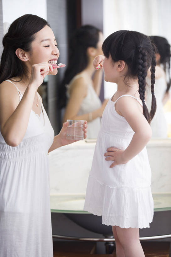 东方人,婴儿,儿童,成年人,两个人,家庭,父母,母亲,女儿,家,站,笑,微笑,露齿笑,竖图,室内,白天,侧面,快乐,幸福,纯洁,水,镜子,浴室,酒店,北京,中国,亚洲,一排,睡衣,整齐,反射,牙膏,牙刷,房屋,公寓,休闲装,干净,刷牙,排列,小孩,站着,温暖,温馨,母女,一家人,面对面,可爱,亲密,童年,摄影,活泼,生长,生活方式,和睦,卫生,住房,早晨,队列,关爱,宝宝,房地产,东亚,纯真,烂漫,无邪,口腔卫生,陪同,陪伴,无忧无虑,伶俐,天真,男孩,男人,男性,年轻女性,女孩,女人,女性,亚洲人,中国人,孩子,年轻人,玻璃杯,站立,彩图,欢乐,当代,融洽,男生,例行公事,伴随,bj175