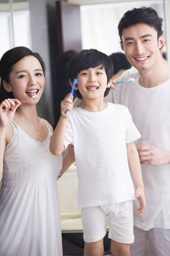 东方人,婴儿,儿童,成年人,三个人,家庭,父母,母亲,父亲,儿子,家,站,笑,微笑,露齿笑,竖图,室内,白天,正面,快乐,幸福,纯洁,水,镜子,浴室,酒店,北京,中国,亚洲,一排,握,睡衣,整齐,反射,牙膏,牙刷,房屋,公寓,注视,休闲装,干净,刷牙,排列,小孩,观察,看,站着,温暖,温馨,一家人,可爱,亲密,童年,握着,摄影,活泼,生长,生活方式,观看,和睦,察看,卫生,住房,早晨,队列,关爱,关注,亲情,宝宝,房地产,东亚,纯真,烂漫,无邪,口腔卫生,陪同,陪伴,无忧无虑,伶俐,天真,男孩,男人,男性,年轻男性,年轻女性,女孩,女人,女性,亚洲人,中国人,孩子,年轻人,玻璃杯,站立,彩图,欢乐,当代,融洽,男生,例行公事,伴随,bj175