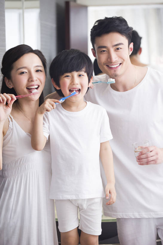 东方人,婴儿,儿童,成年人,三个人,家庭,父母,母亲,父亲,儿子,家,站,笑,微笑,露齿笑,竖图,室内,白天,正面,快乐,幸福,纯洁,水,镜子,浴室,酒店,北京,中国,亚洲,一排,握,睡衣,整齐,反射,牙膏,牙刷,房屋,公寓,注视,休闲装,干净,刷牙,排列,小孩,观察,看,站着,温暖,温馨,一家人,可爱,亲密,童年,握着,摄影,活泼,生长,生活方式,观看,和睦,察看,卫生,住房,早晨,队列,关爱,关注,亲情,宝宝,房地产,东亚,纯真,烂漫,无邪,口腔卫生,陪同,陪伴,无忧无虑,伶俐,天真,男孩,男人,男性,年轻男性,年轻女性,女孩,女人,女性,亚洲人,中国人,孩子,年轻人,玻璃杯,站立,彩图,欢乐,当代,融洽,男生,例行公事,伴随,bj175