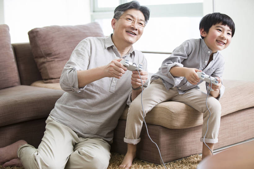 东方人,儿童,成年人,老年人,两个人,家庭,祖父母,祖父,家,客厅,站,笑,微笑,露齿笑,横图,室内,正面,游戏,快乐,兴奋,幸福,纯洁,比赛,竞争,科技,窗户,沙发,北京,中国,亚洲,一排,连接,握,整齐,房屋,公寓,倾斜,玩,休闲装,光脚,娱乐,现代,刺激,排列,小孩,站着,休闲,温暖,温馨,一家人,赤脚,放松,活力,可爱,乐趣,亲密,童年,童趣,握着,摄影,游戏机,生长,生活方式,活动,操纵杆,和睦,控制,起居室,掌上游戏机,住房,享乐,游戏手柄,队列,发泄,消遣,智力,亲情,掌机,房地产,爱好,童真,东亚,烂漫,无邪,陪同,便携式游戏机,手提游戏机,宣泄,陪伴,无忧无虑,天真,老年男性,男孩,男人,男性,亚洲人,中国人,孩子,孙子,休闲活动,玩耍,嬉戏,站立,坐着,彩图,欢乐,当代,融洽,男生,电子游戏机,计算机游戏,伴随,bj175