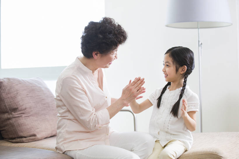 东方人,儿童,成年人,老年人,两个人,家庭,祖父母,祖母,家,客厅,站,笑,鼓掌,微笑,露齿笑,横图,室内,侧面,游戏,快乐,幸福,纯洁,窗户,沙发,北京,中国,亚洲,一排,连接,整齐,房屋,公寓,玩,休闲装,现代,排列,小孩,站着,休闲,舒服,温暖,温馨,一家人,面对面,放松,活力,可爱,乐趣,亲密,童年,童趣,摄影,生长,生活方式,和睦,起居室,舒适,住房,享乐,队列,关爱,亲情,房地产,童真,东亚,烂漫,无邪,陪同,陪伴,无忧无虑,天真,老年女性,男孩,男人,男性,女孩,女人,女性,亚洲人,中国人,孩子,孙女,休闲活动,说话,站立,坐着,彩图,欢乐,当代,融洽,男生,拍手游戏,伴随,bj175