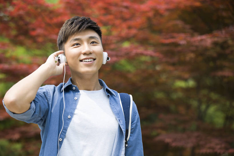 东方人,成年人,一个人,学生,学校,笑,微笑,露齿笑,横图,室外,白天,正面,快乐,幸福,北京,中国,亚洲,仅一个男性,仅一个人,握,书包,教育,音乐,听,注视,休闲装,校园,树,仅一个年轻男性,背包,耳麦,春天,观察,看,站着,下课,休闲,放松,活力,乐趣,握着,摄影,生活方式,观看,灌木,察看,享乐,关注,东亚,无忧无虑,男人,男性,年轻男性,亚洲人,中国人,年轻人,大学生,休闲活动,半身,彩图,欢乐,大学,bj175