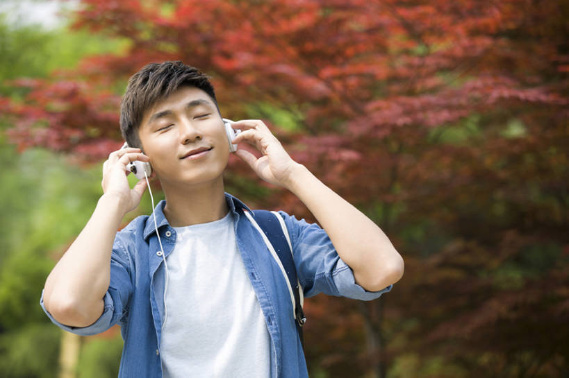 东方人,成年人,一个人,学生,学校,微笑,横图,室外,白天,正面,快乐,幸福,北京,中国,亚洲,仅一个男性,仅一个人,握,书包,教育,音乐,听,休闲装,校园,树,仅一个年轻男性,背包,耳麦,春天,站着,下课,休闲,放松,活力,乐趣,握着,摄影,生活方式,灌木,享乐,东亚,无忧无虑,男人,男性,年轻男性,亚洲人,中国人,年轻人,大学生,休闲活动,闭着眼睛,半身,彩图,欢乐,大学,bj175