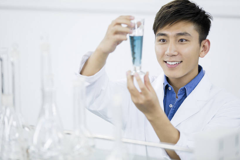 东方人,成年人,一个人,学生,笑,微笑,露齿笑,横图,室内,白天,正面,制服,快乐,幸福,成功,实验,北京,中国,亚洲,仅一个男性,仅一个人,握,学习,科学,化学,药剂,实验室,教育,休闲装,量杯,仅一个年轻男性,活力,读,握着,摄影,生活方式,知识,成就,发明,创新,东亚,发展,实验服,想法,男人,男性,年轻男性,亚洲人,中国人,年轻人,大学生,半身,彩图,欢乐,大学,bj175