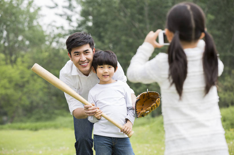 东方人,婴儿,儿童,三个人,家庭,父亲,儿子,兄弟,姐妹,公园,站,笑,微笑,露齿笑,横图,室外,白天,正面,锻炼,旅游,度假,游戏,快乐,兴奋,自由,幸福,纯洁,运动,棒球,草地,草坪,美景,手机,北京,中国,亚洲,弯腰,握,欢呼,棒球棒,棒球手套,景观,玩,休闲装,娱乐,刺激,草,小孩,拍照,背面,绿色,自然,绿地,春天,站着,享受,休闲,健康,舒服,父子,景色,放松,活力,可爱,乐趣,亲密,童年,童趣,握着,摄影,活泼,生长,生活方式,享乐,练习,清新,自然风光,宝宝,肖像,爱好,户外活动,童真,智能手机,东亚,纯真,烂漫,无邪,陪同,陪伴,无忧无虑,伶俐,天真,男孩,男人,男性,年轻男性,女孩,亚洲人,中国人,孩子,年轻人,休闲活动,站立,彩图,欢乐,照相,男生,伴随,bj175