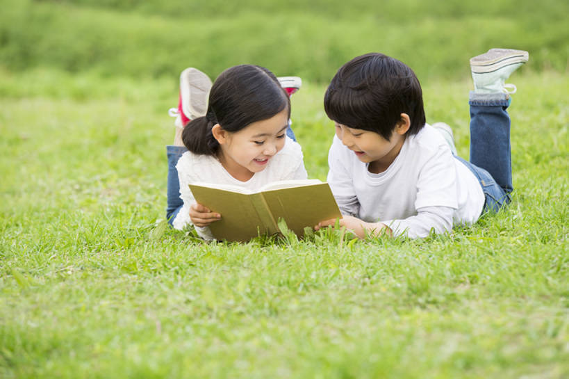 东方人,婴儿,儿童,两个人,公园,站,笑,微笑,露齿笑,横图,室外,白天,留白,正面,旅游,度假,兴奋,友谊,幸福,纯洁,分享,草地,草坪,美景,北京,中国,亚洲,学习,并排,景观,休闲装,娱乐,刺激,草,小孩,绿色,自然,绿地,春天,趴着,站着,享受,休闲,舒服,景色,放松,活力,可爱,乐趣,亲密,童年,童趣,读,摄影,活泼,生活方式,知识,享乐,清新,自然风光,宝宝,户外活动,童真,东亚,纯真,烂漫,无邪,陪同,陪伴,无忧无虑,伶俐,天真,男孩,男人,男性,女孩,亚洲人,中国人,孩子,书,休闲活动,说话,站立,彩图,全身,欢乐,男生,伴随,bj175