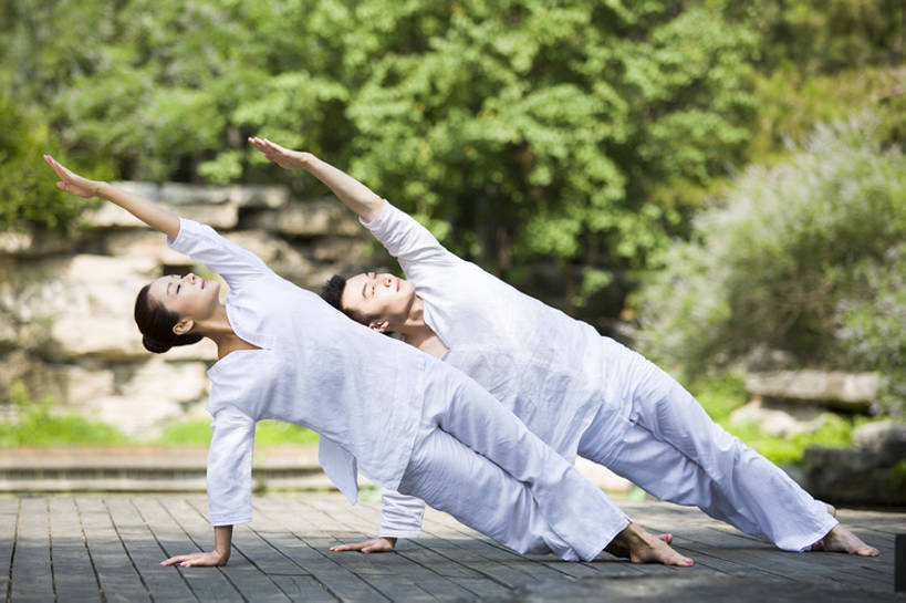 东方人,成年人,两个人,坐,举,盘腿,横图,室外,白天,正面,爱情,锻炼,快乐,自由,幸福,北京,日光,中国,亚洲,弯腰,握,浪漫,休闲装,光脚,树,自然,手势,托,向上看,休闲,健康,思考,温暖,温馨,赤脚,禅,恩爱,放松,活力,平衡,亲密,想,握着,恋人,瑜珈,摄影,生活方式,宁静,支撑,协调,动作,和睦,专心,高雅,优美,享乐,简单,清新,发髻,合伙,弹性,东亚,陪同,柔和,四肢,灵性,陪伴,无忧无虑,男性,年轻男性,年轻女性,女人,女性,亚洲人,中国人,年轻人,手臂,情侣,休闲活动,举起,举手,举着,盘腿而坐,盘膝,盘着腿的,盘着腿坐,双腿交叉,向上举,向上伸,向上托,张开手臂,坐着,彩图,全身,欢乐,伴侣,和蔼,融洽,打手势,摆拍,伴随,双人瑜伽,bj175