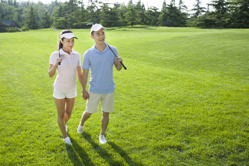 东方人,成年人,两个人,丈夫,妻子,笑,微笑,露齿笑,横图,室外,白天,正面,运动服,爱情,锻炼,时尚,快乐,自由,幸福,运动,信心,草地,草坪,帽子,北京,日光,中国,亚洲,握,阴影,服装,并排,高尔夫球,球场,浪漫,玩,注视,运动帽,高尔夫球场,草,树,衣服,绿色,自然,夏天,观察,看,休息,休闲,健康,温暖,温馨,鸭舌帽,恩爱,放松,活力,乐趣,亲密,握着,恋人,摄影,服饰,生活方式,观看,动作,和睦,察看,高尔夫球杆,享乐,衣着,穿着,关注,肖像,爱好,户外活动,东亚,陪同,衣饰,技能,陪伴,无忧无虑,体育活动,高尔夫球运动,男人,男性,年轻男性,年轻女性,女人,女性,亚洲人,中国人,年轻人,情侣,休闲活动,步行,手牵手,彩图,全身,欢乐,伴侣,融洽,运动装,高尔夫练习场,伴随,bj175