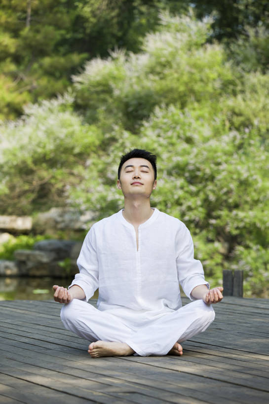 东方人,成年人,一个人,公园,坐,盘腿,竖图,室外,白天,正面,锻炼,快乐,自由,幸福,北京,中国,亚洲,仅一个男性,仅一个人,休闲装,光脚,树,仅一个年轻男性,自然,休闲,健康,思考,赤脚,禅,放松,活力,平衡,想,沉思,瑜珈,摄影,生活方式,宁静,协调,控制,专心,优美,享乐,清新,东亚,莲花坐式,柔和,灵性,普拉提训练法,无忧无虑,男人,男性,年轻男性,亚洲人,中国人,年轻人,休闲活动,闭着眼睛,盘腿而坐,盘膝,盘着腿的,盘着腿坐,双腿交叉,仰头,坐着,彩图,全身,欢乐,和蔼,bj175